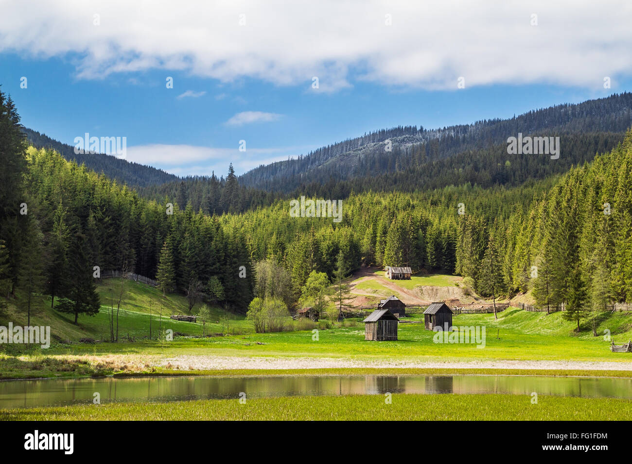 Iezer vista lago, con vecchi fienili intorno alla valle, in una bella giornata di maggio. Foto Stock