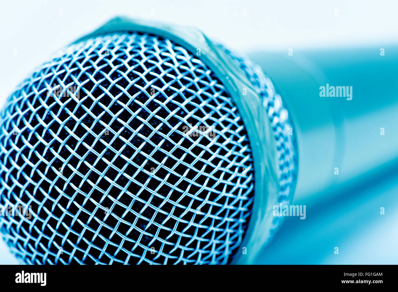 Primo piano di un microfono in un tonificante blu Foto Stock