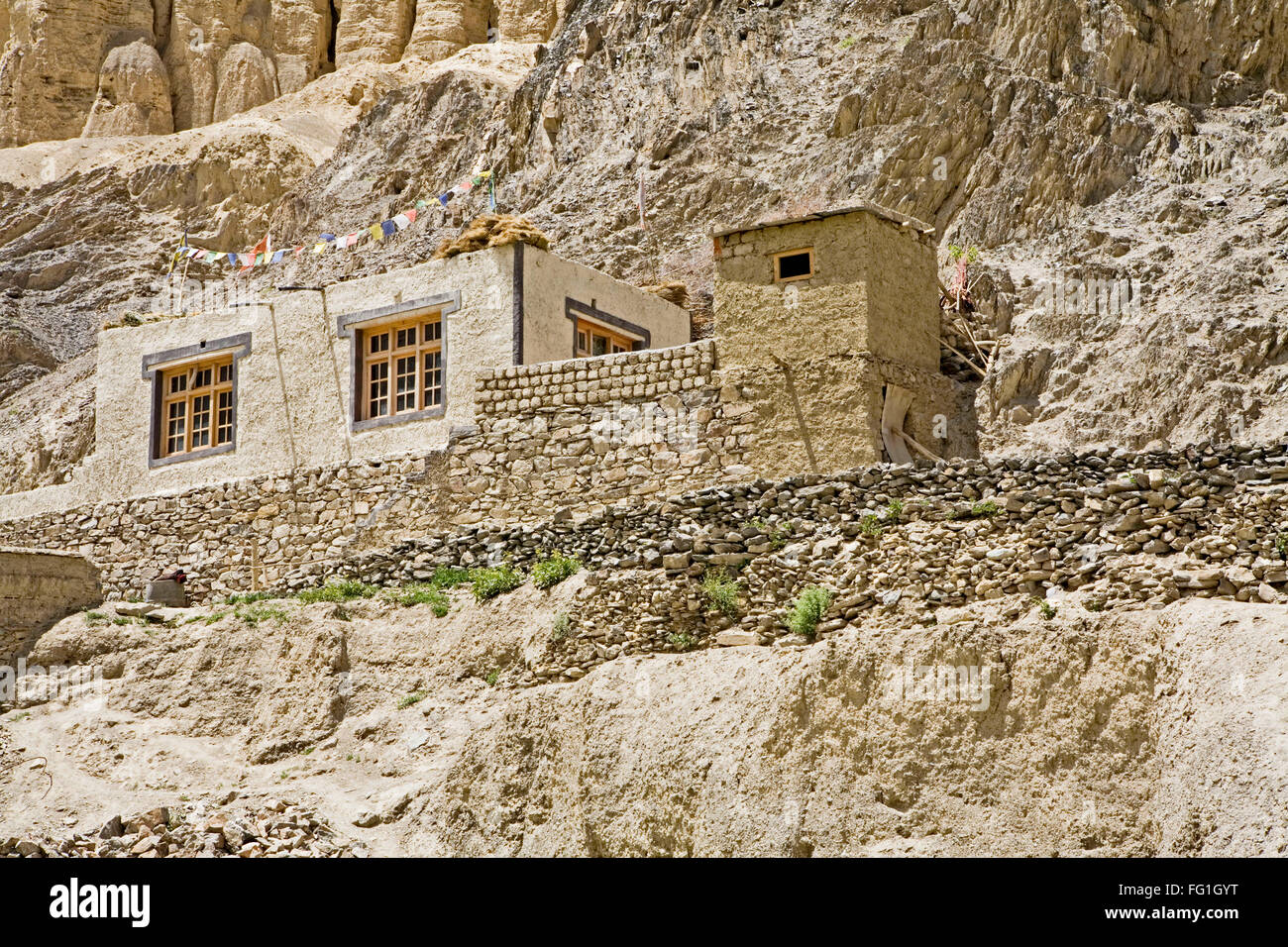 Tradizionale livello due wc a secco sulla destra della casa , Shey , Ladakh , Jammu e Kashmir , India Foto Stock