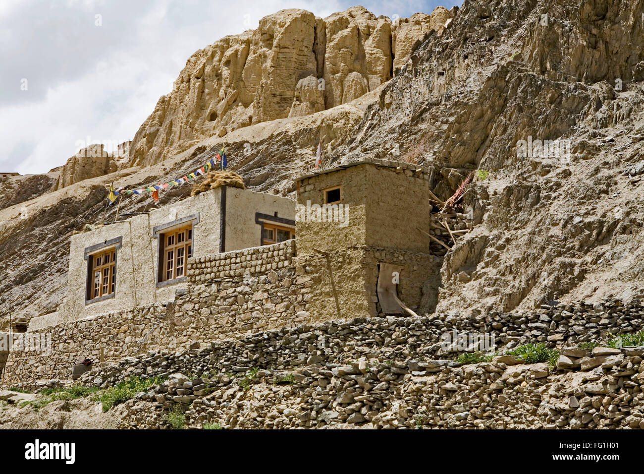 Tradizionale livello due wc a secco sulla destra della casa , Shey , Ladakh , Jammu e Kashmir , India Foto Stock