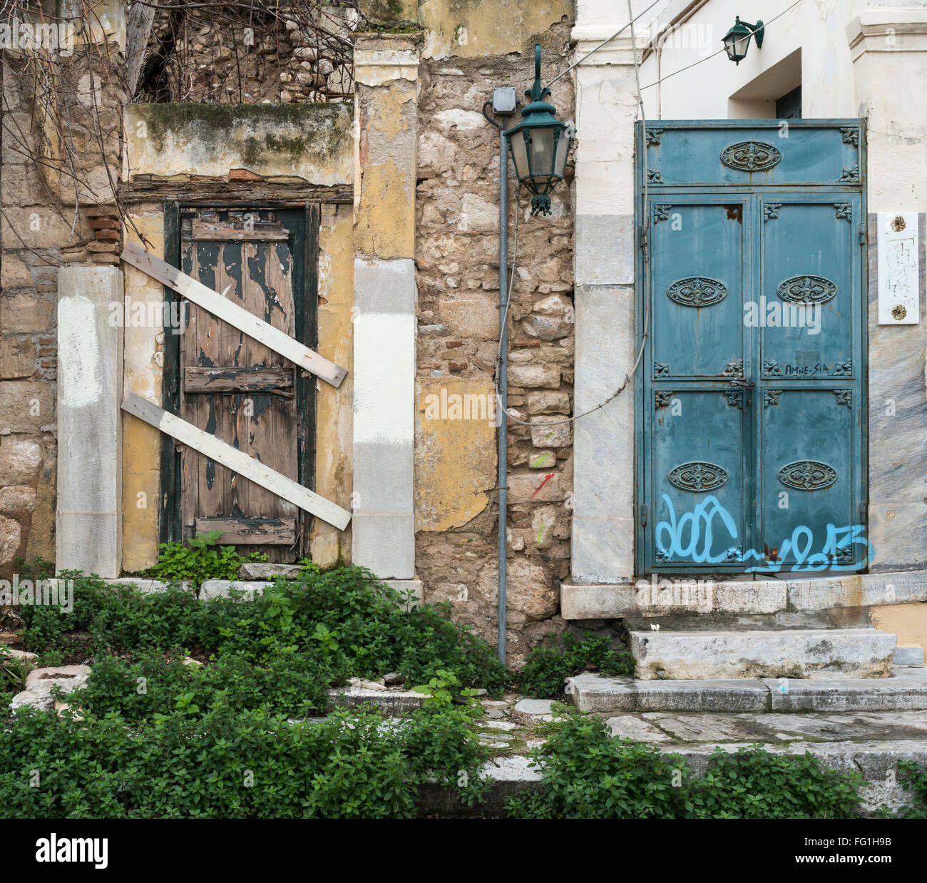 Vivere accanto a una casa abbandonata in Atene Foto Stock