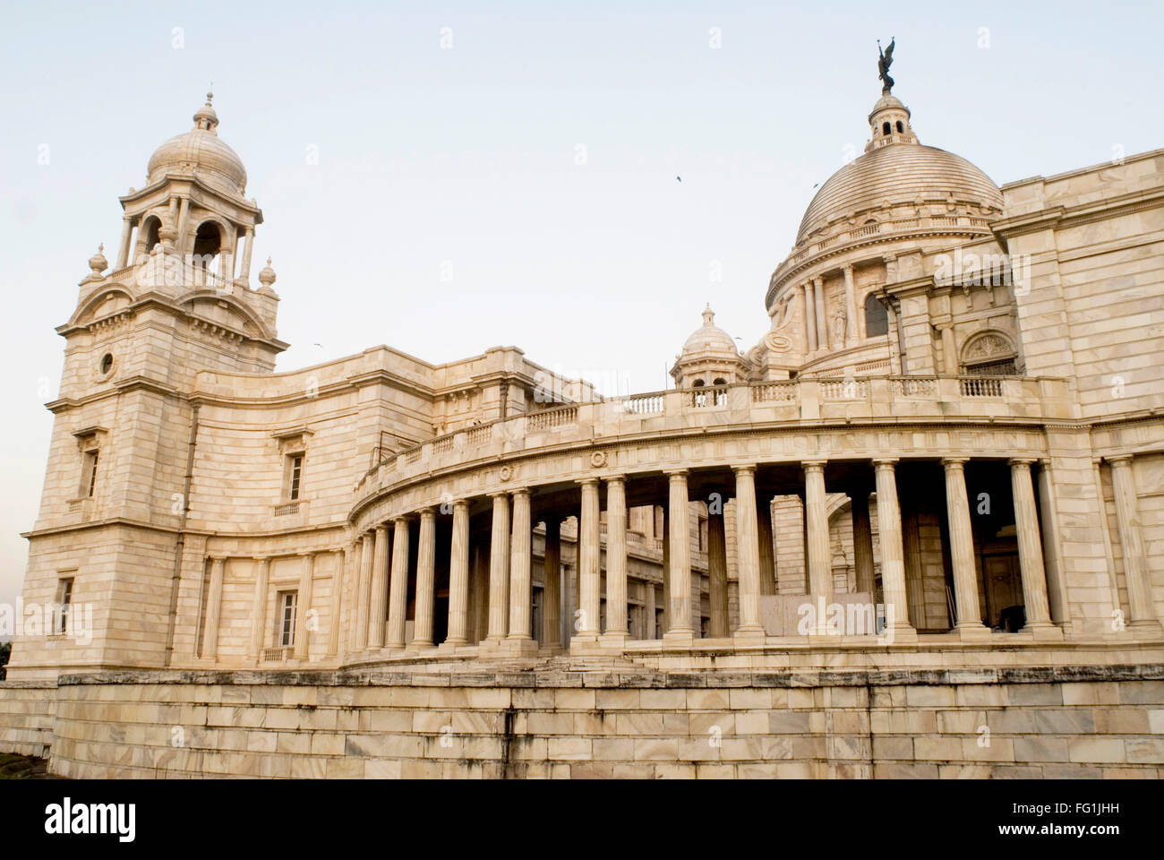 Victoria Memorial sulle linee del Taj Mahal in memoria della Regina Victoria e rabboccato con spostamento angelo statua Kolkata Bengala Occidentale Foto Stock