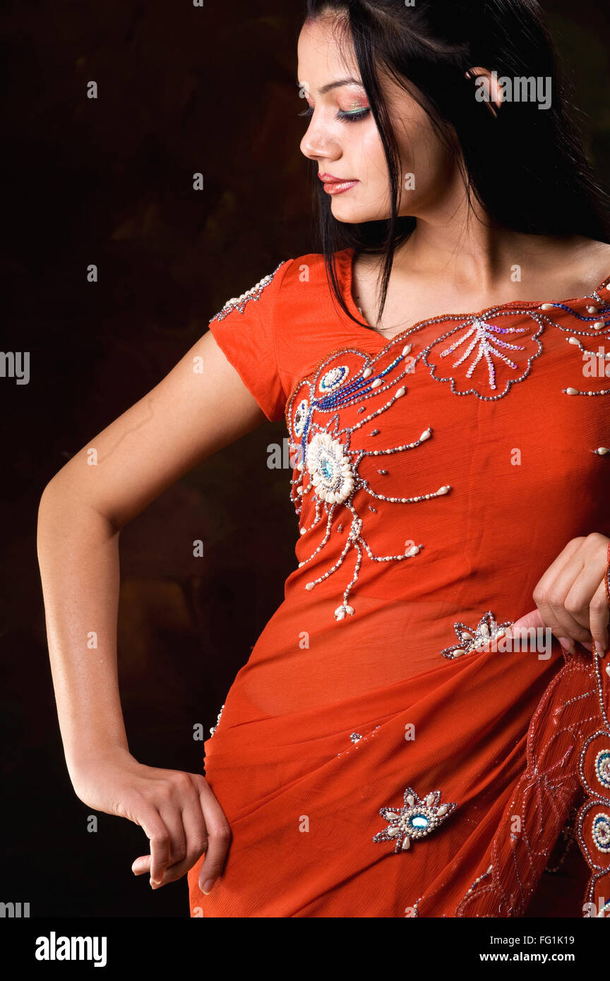 Donna in rosso sari design profilo donna con saree ricamate MR#746B Foto Stock