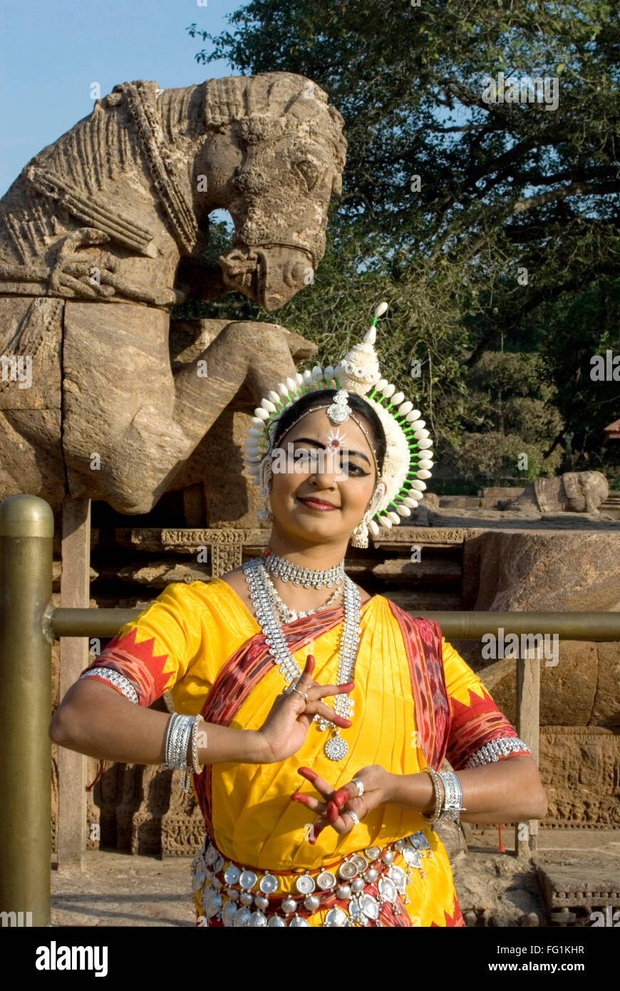 Danzatrice Odissi strike pongono re decreta Indian miti quali Ramayana davanti Sun tempio complesso Konarak Orissa Foto Stock