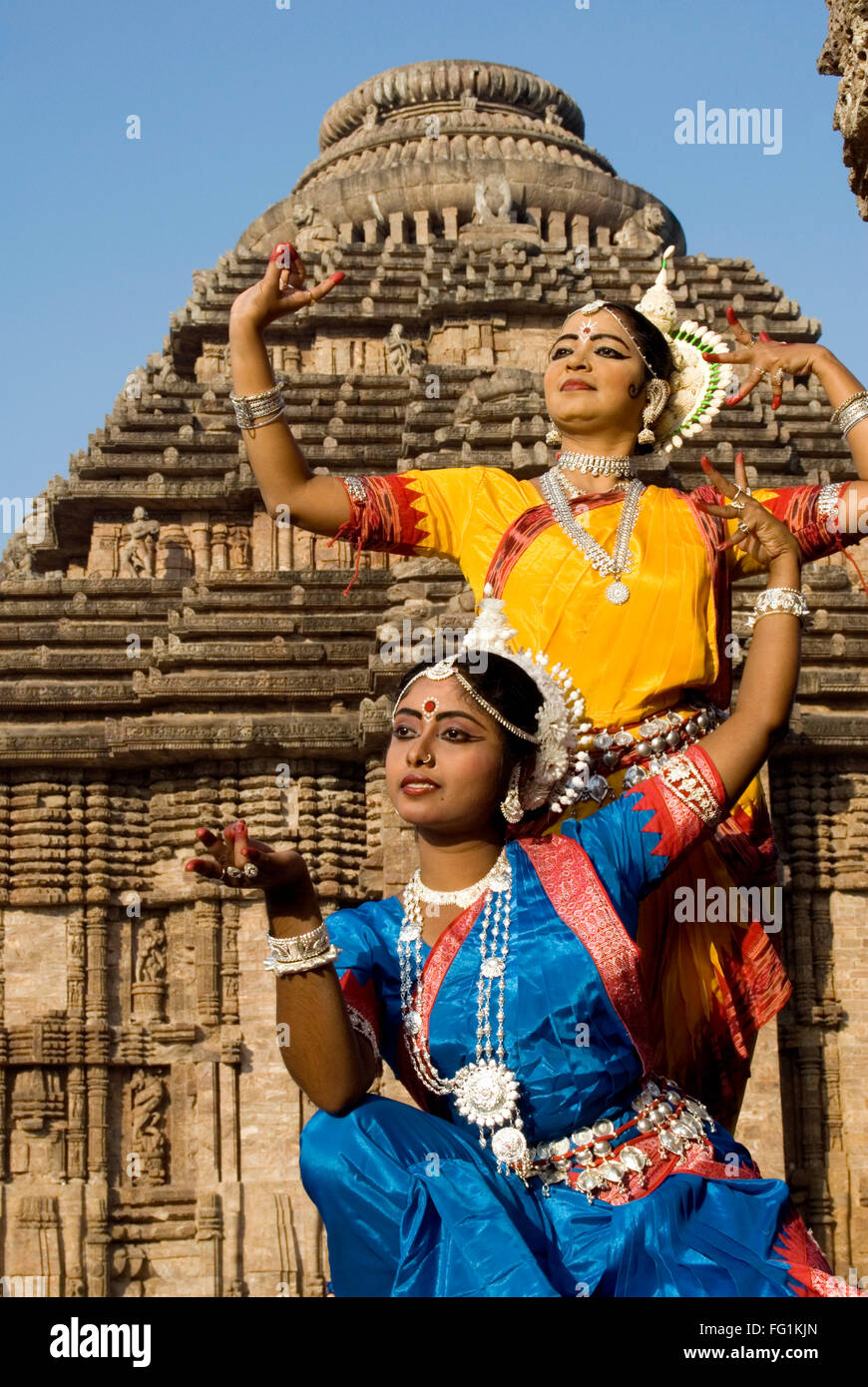 Ballerini Odissi strike pongono re decreta Indian miti quali Ramayana Sun anteriore tempio complesso Konarak Orissa Foto Stock