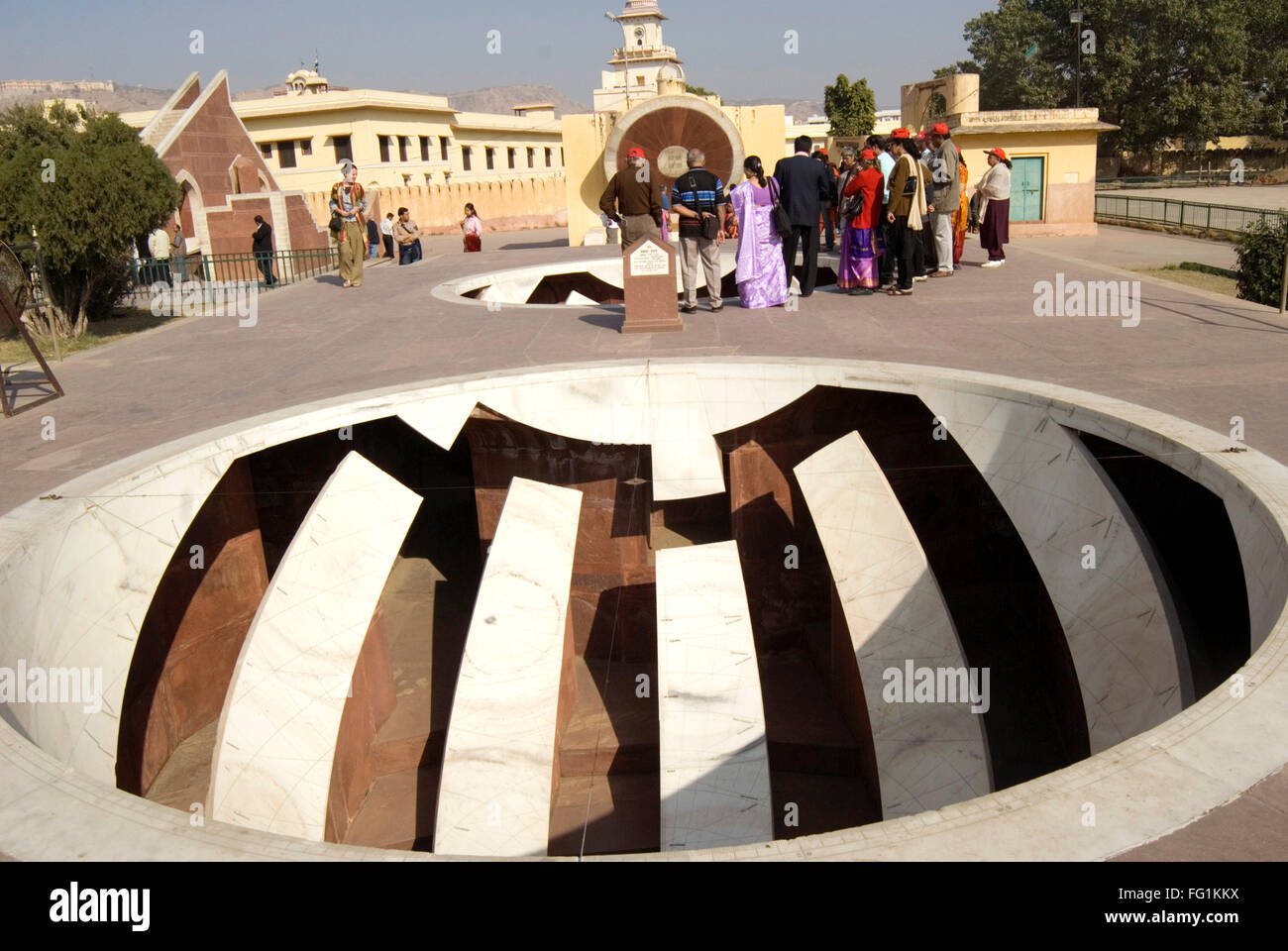 Tourist Jantar Mantar osservatorio astronomico , Jaipur, Rajasthan , India Foto Stock