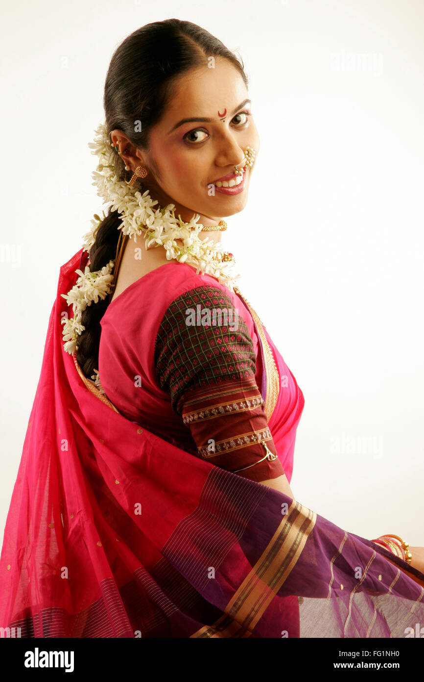 South Asian Indian Maharashtrian ragazza felicemente mostrando Navwari tradizionale sari appropriate jewelry flower garland gajra Foto Stock
