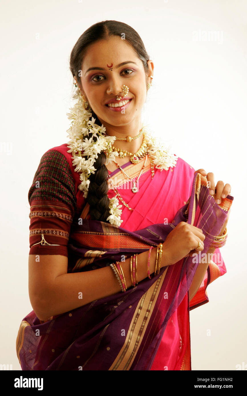 South Asian Indian Maharashtrian ragazza indossando il tradizionale navwari sari appropriate jewelry ghirlanda di fiori capelli gajra Foto Stock