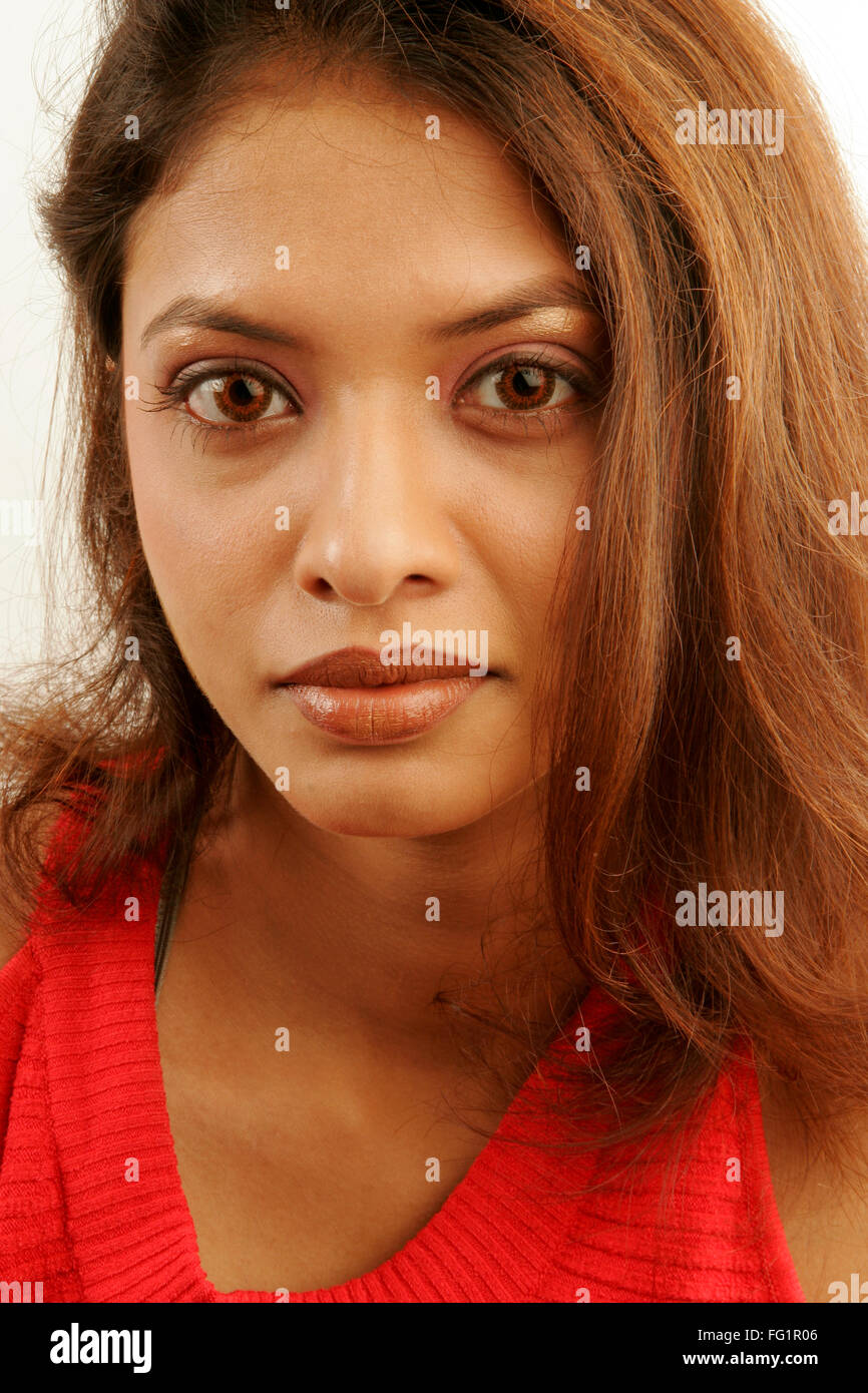 South Asian indiano ragazza adolescente usando un colore rosso le lenti a contatto con gli occhi e capelli castani signor#686G Foto Stock