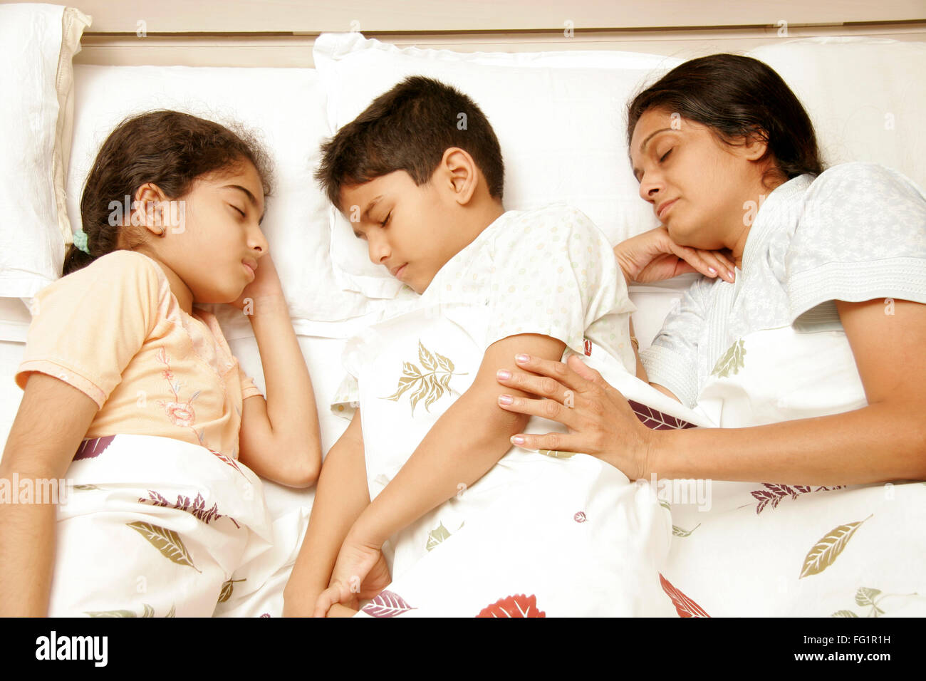 Madre e bambini che dormono , MR 191,686D,189 Foto Stock