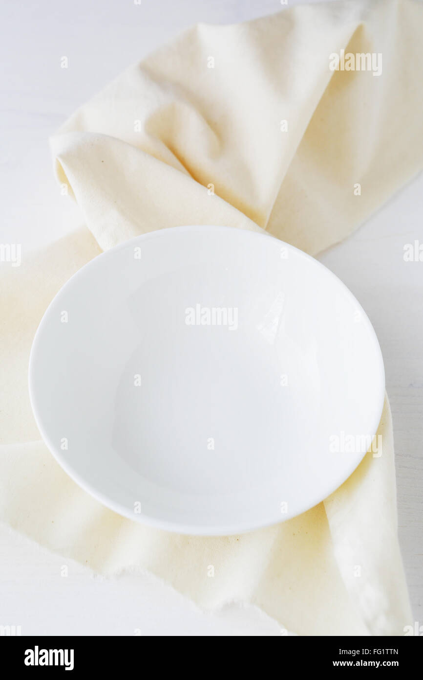 Bianco piastra vuota sul tavolo, vaso Foto Stock