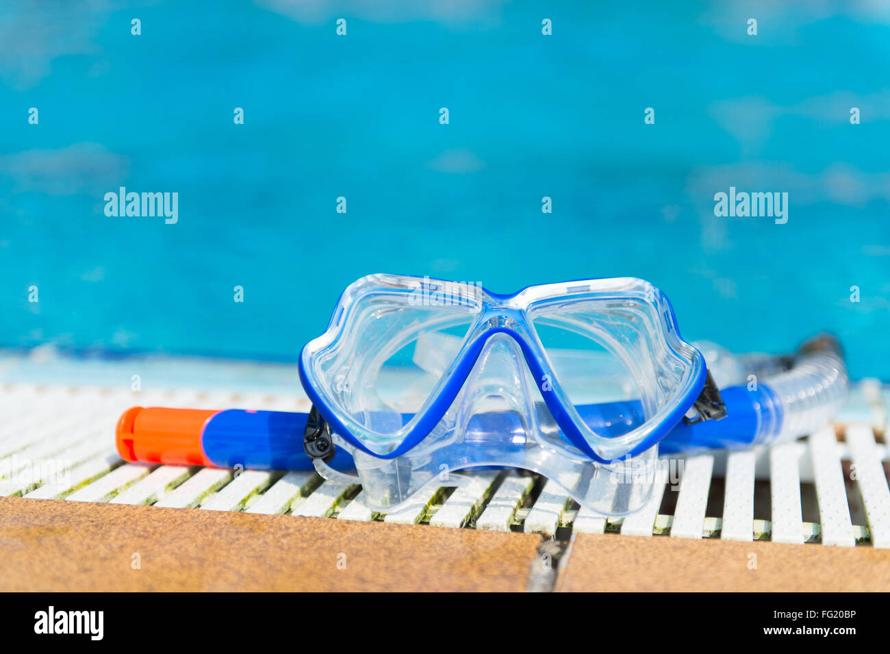 Blue maschera subacquea e snorkeling presso la piscina Foto Stock