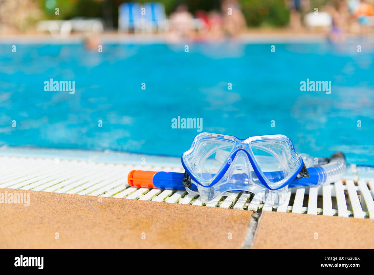 Blue maschera subacquea e snorkeling presso la piscina Foto Stock
