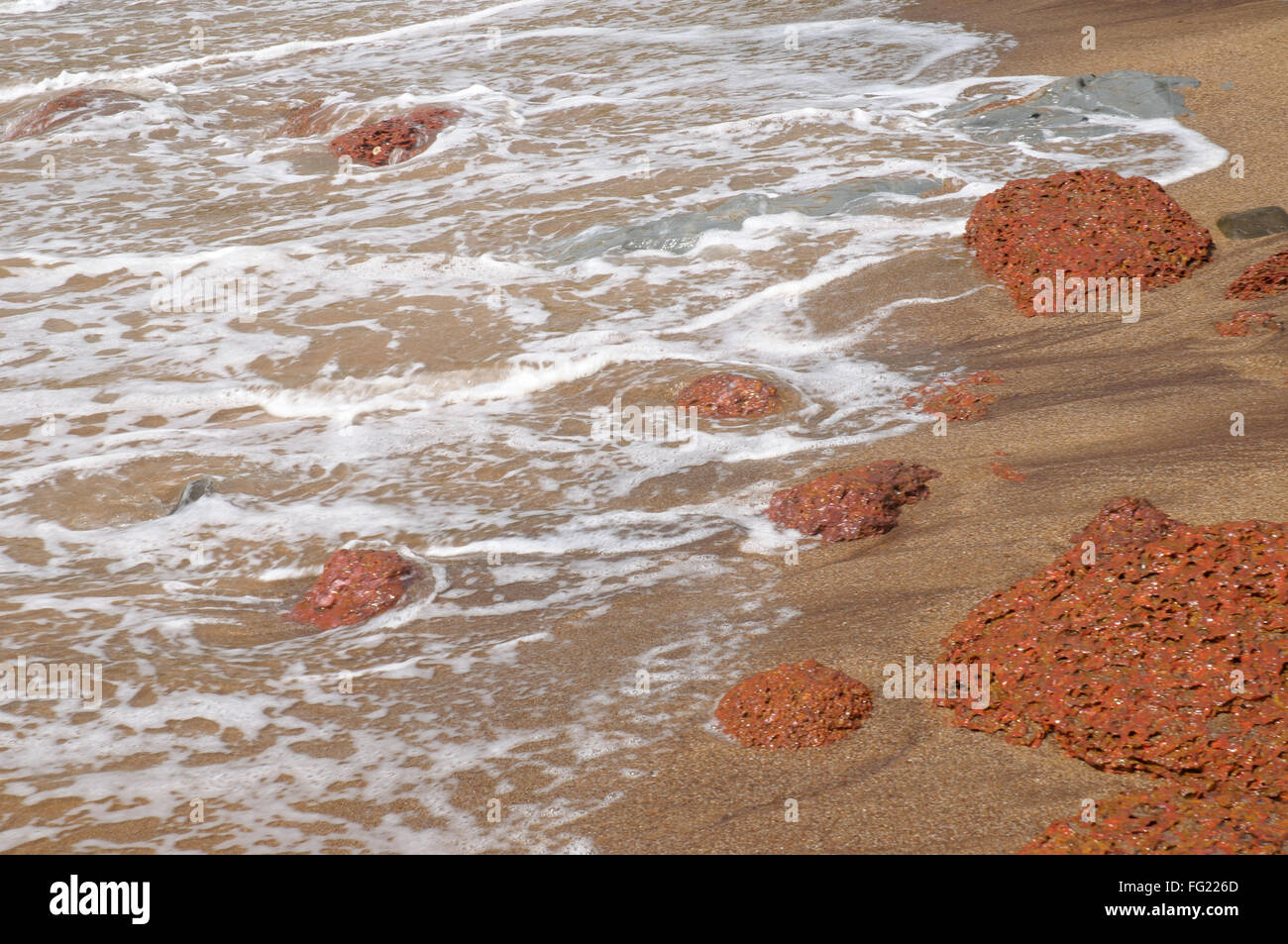 Le onde di toccare le rocce Anjuna Beach Goa Maharashtra India Asia Settembre 2010 Foto Stock