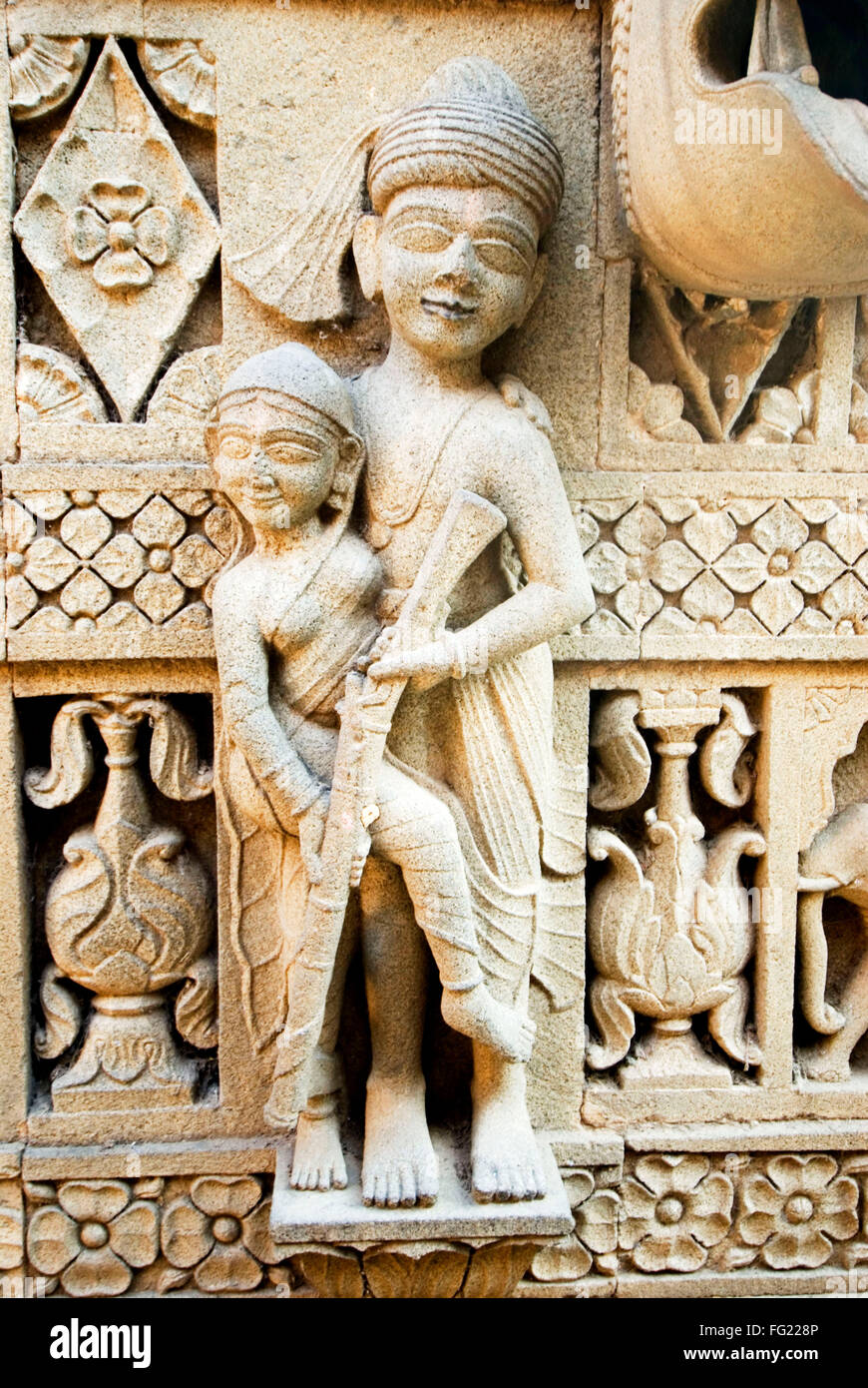 Soldato che porta la donna e la pistola scolpiti in pietra sulla parete del chhatri a Maheshwar , Madhya Pradesh , India Foto Stock