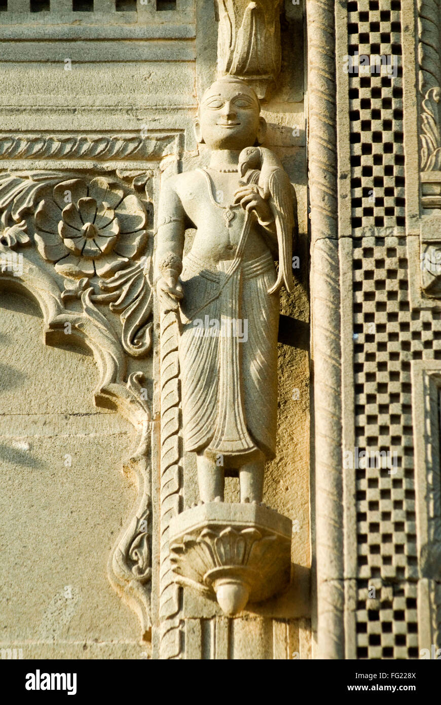 Uomo con il pappagallo in mano scolpiti in pietra sulla parete del tempio Maheshwar , Maheshwar , Madhya Pradesh , India Foto Stock