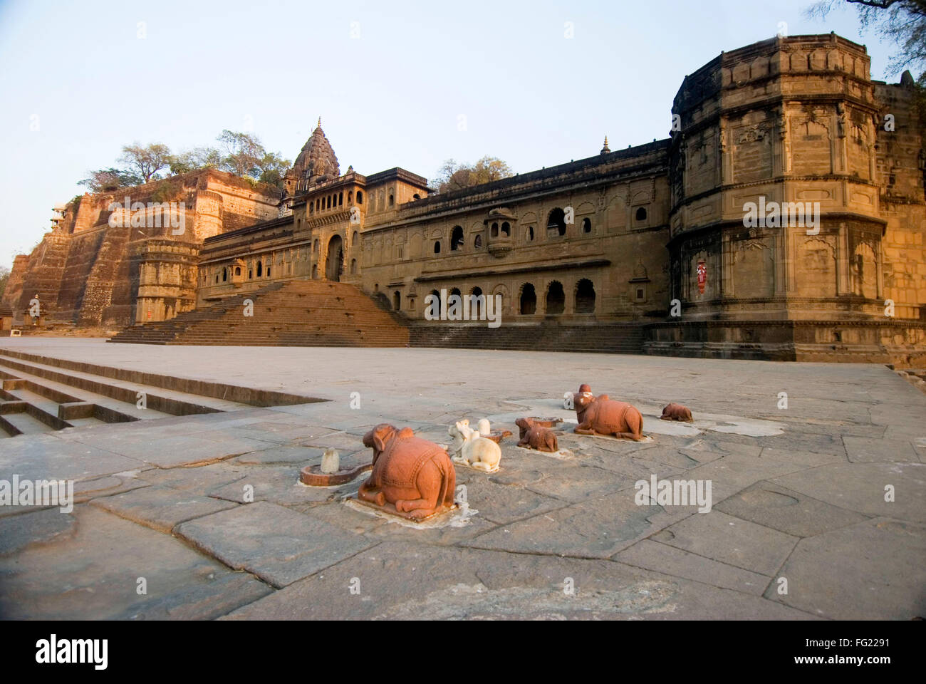 Maheshwar ghat temple fort e palazzo sulla riva del fiume Narmada , Madhya Pradesh , India Foto Stock