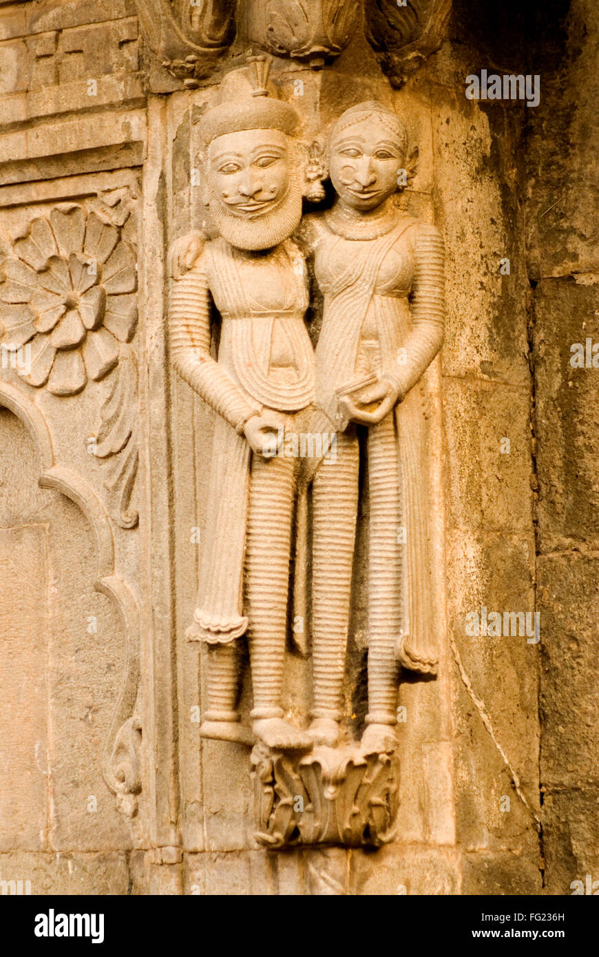 Musulmani l uomo e la donna giovane scolpito in pietra sulla parete del tempio Maheshwar , Maheshwar , Madhya Pradesh , India Foto Stock
