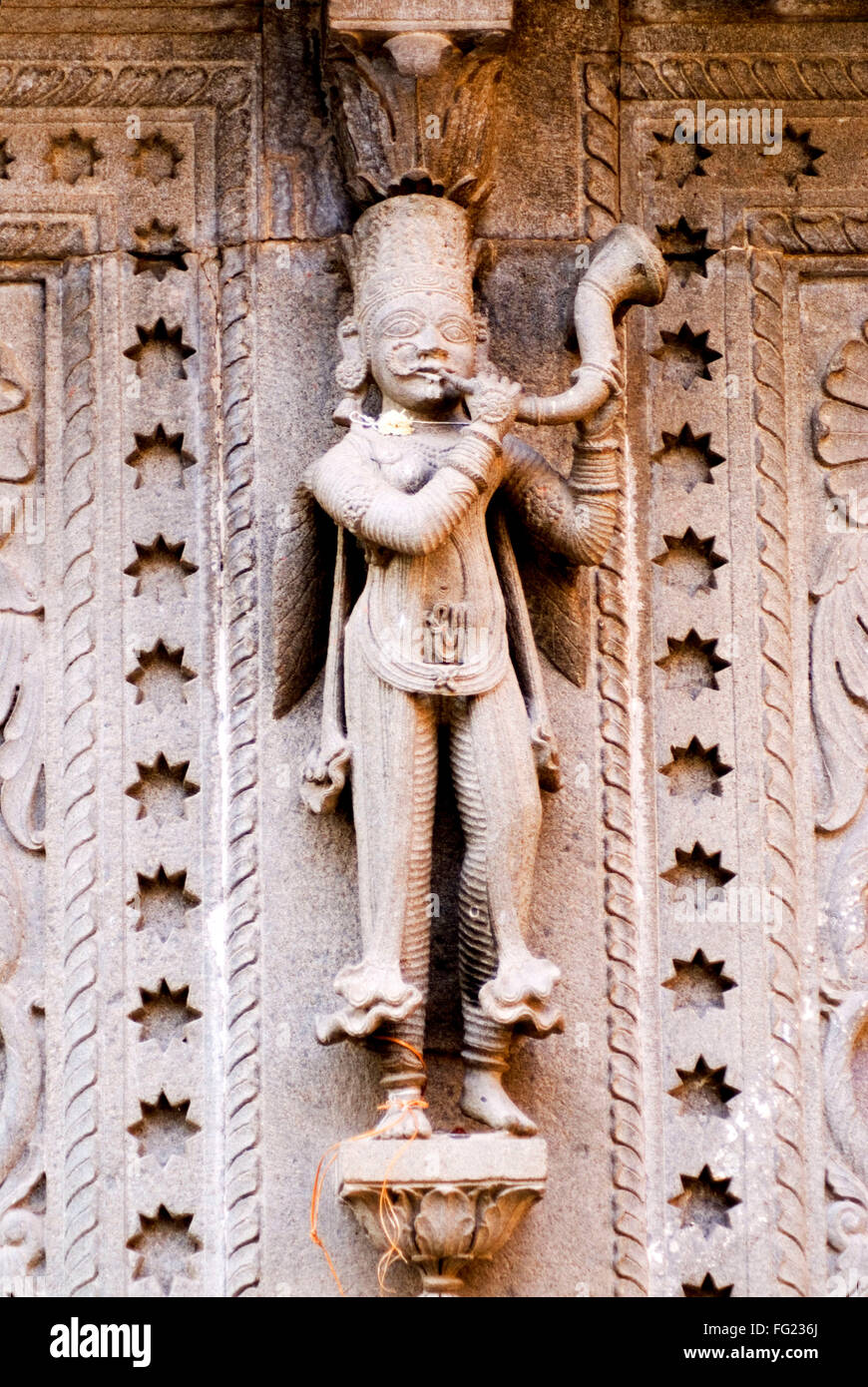 Donna alata simile gandharva suonare la tromba scolpiti in pietra sulla parete del tempio Maheshwar , Maheshwar , Madhya Pradesh Foto Stock