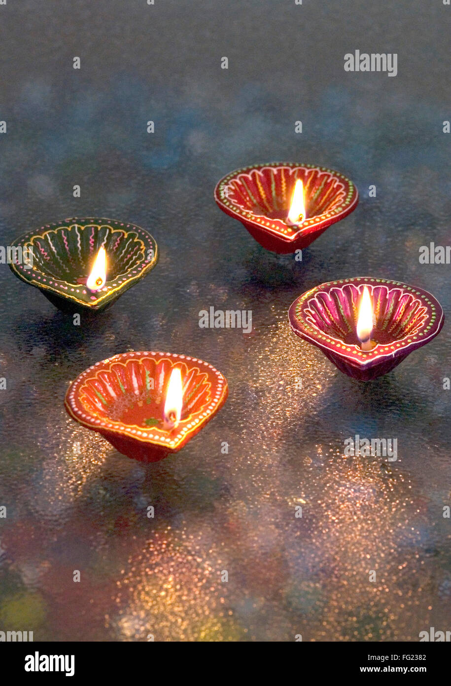 Decorate e dipinte in un mix di colore lampade a olio usato in Diwali Festival deepawali Foto Stock