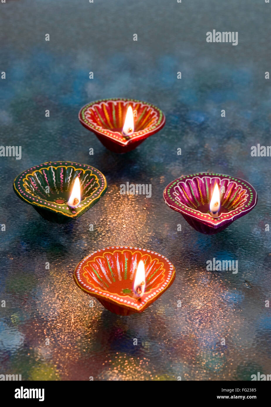 Decorate e dipinte in un mix di colore lampade a olio usato in Diwali Festival deepawali Foto Stock
