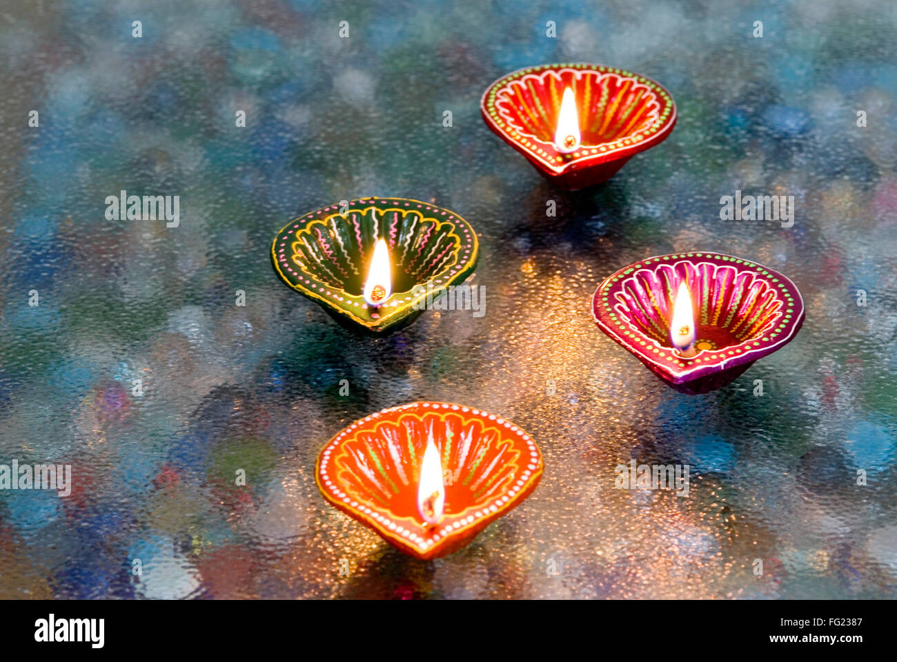 Decorate e dipinte in un mix di colore lampade a olio usato in Diwali Festival deepawali Foto Stock