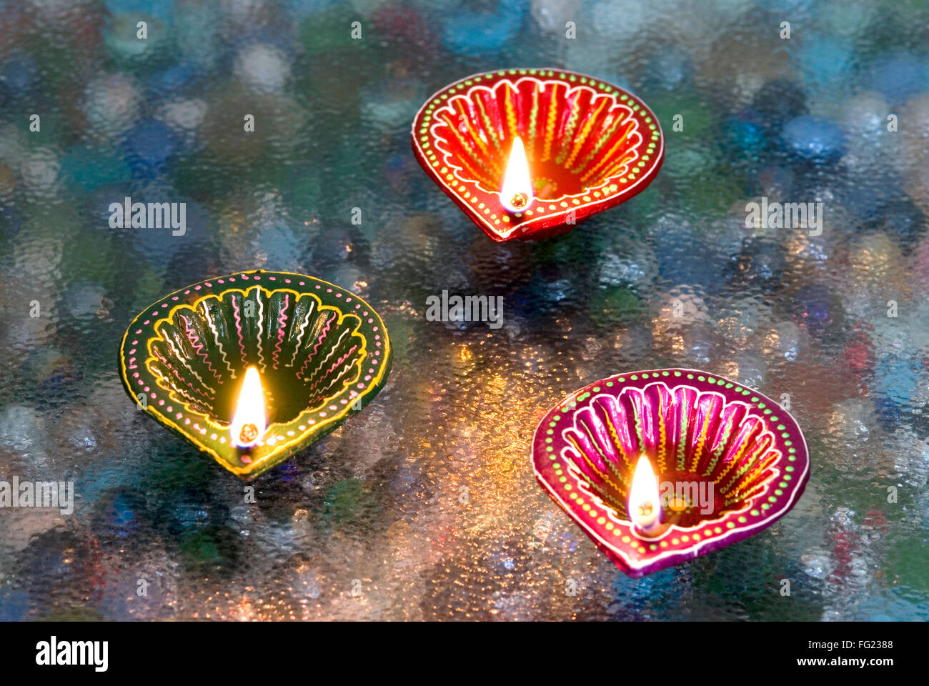 Decorate e dipinte in un mix di colore lampade a olio usato in Diwali Festival deepawali Foto Stock