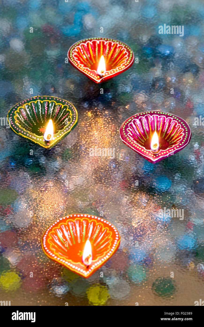 Decorate e dipinte in un mix di colore lampade a olio usato in Diwali Festival deepawali Foto Stock