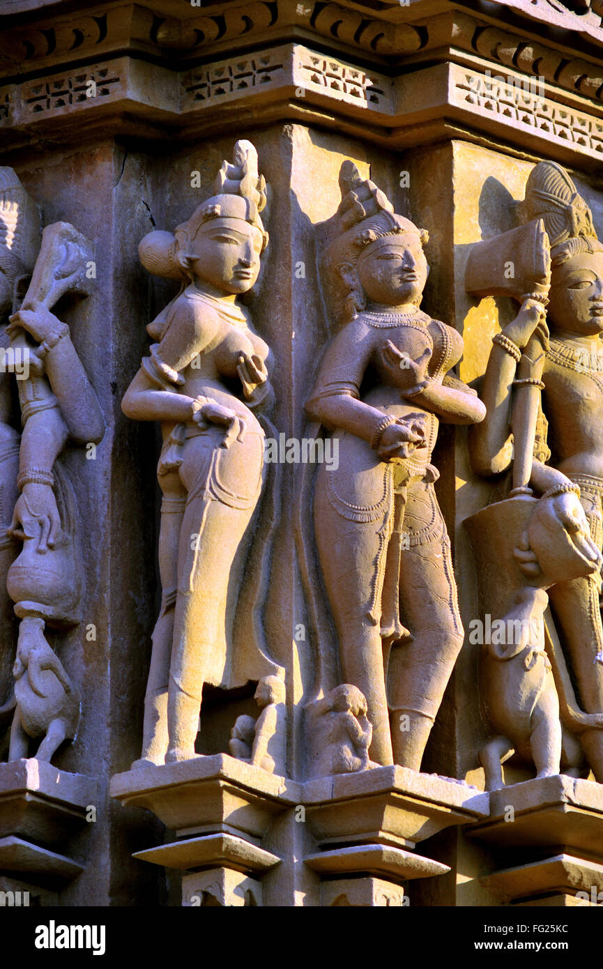 Apsara e nayika toccando il seno kandariya mahadeva temple Khajuraho Madhya Pradesh india Foto Stock