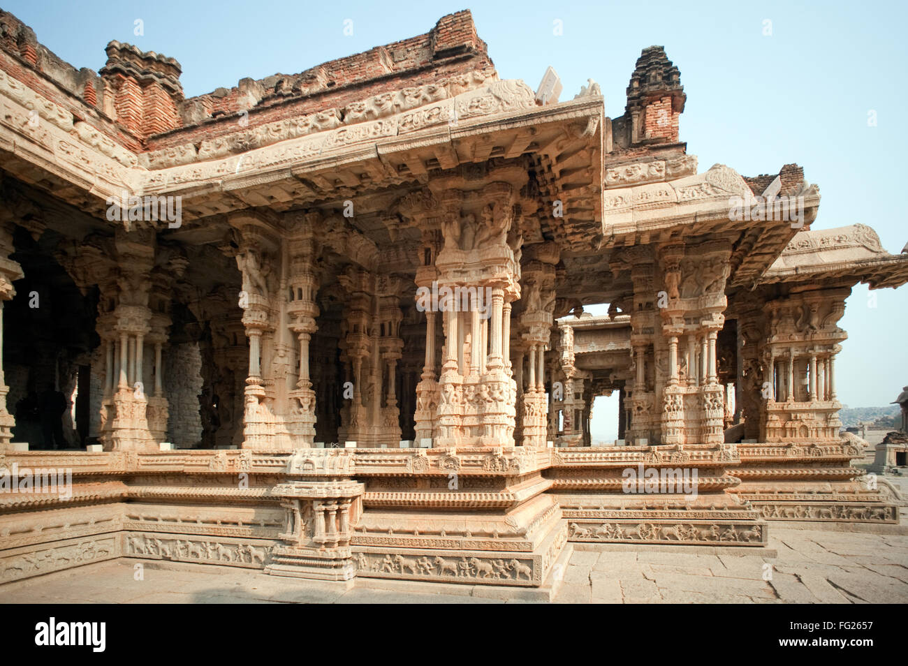 Pilastri decorativi carving al tempio vitthal ; Hampi ; Karnataka ; India Foto Stock