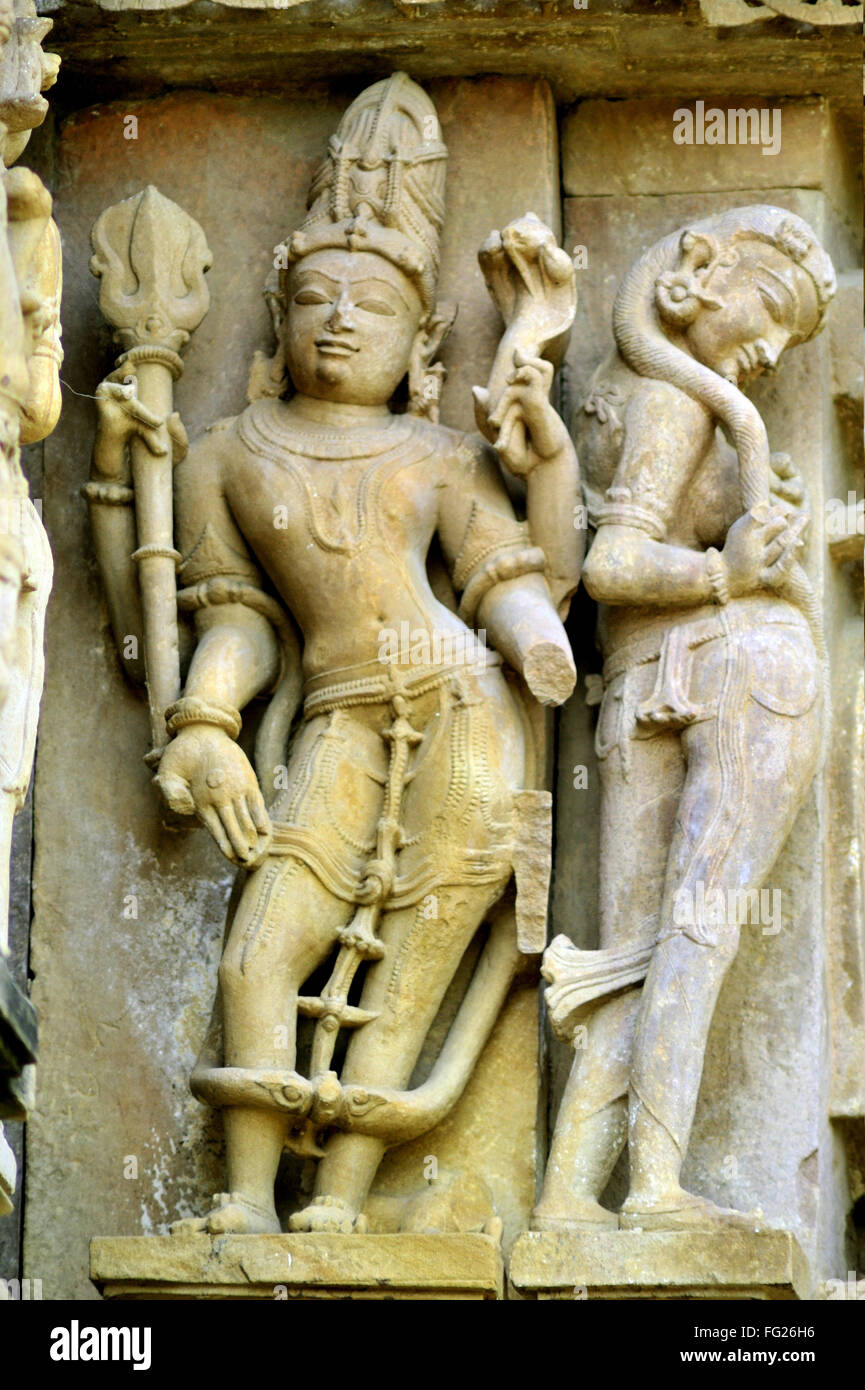 Shiva e apsara sulla parete del tempio di vishvanatha Khajuraho Madhya Pradesh india Foto Stock