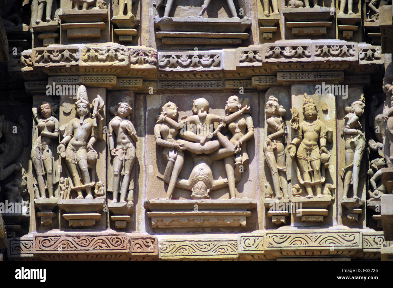 Khajuraho mithuna coppie sul muro del tempio di Lakshmana Madhya Pradesh India Foto Stock