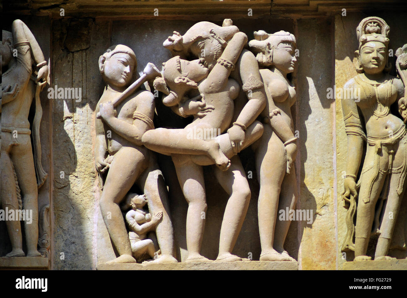 Khajuraho mithuna coppie sul muro del tempio di Lakshmana Madhya Pradesh India Foto Stock