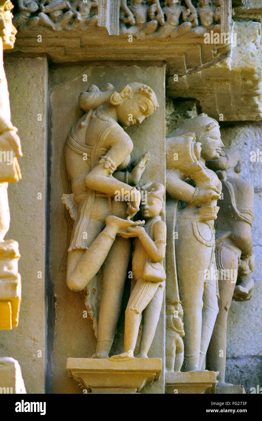 Khajuraho grazioso apsaras e nayikas sulla parete del tempio di Lakshmana Madhya Pradesh india Foto Stock