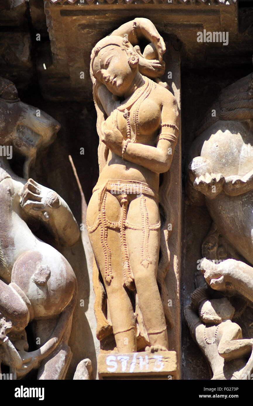 Khajuraho donna graziosa Apsara scultura toccando seno Lakshmana Temple Madhya Pradesh India Foto Stock
