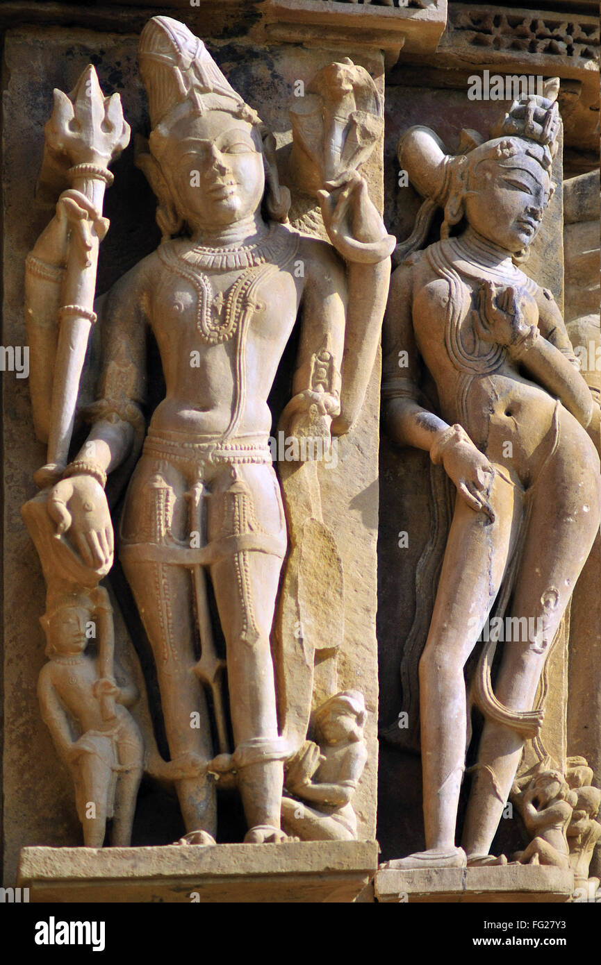 Shiva e apsara sulla parete di kandariya mahadeva temple Khajuraho Madhya Pradesh india Foto Stock