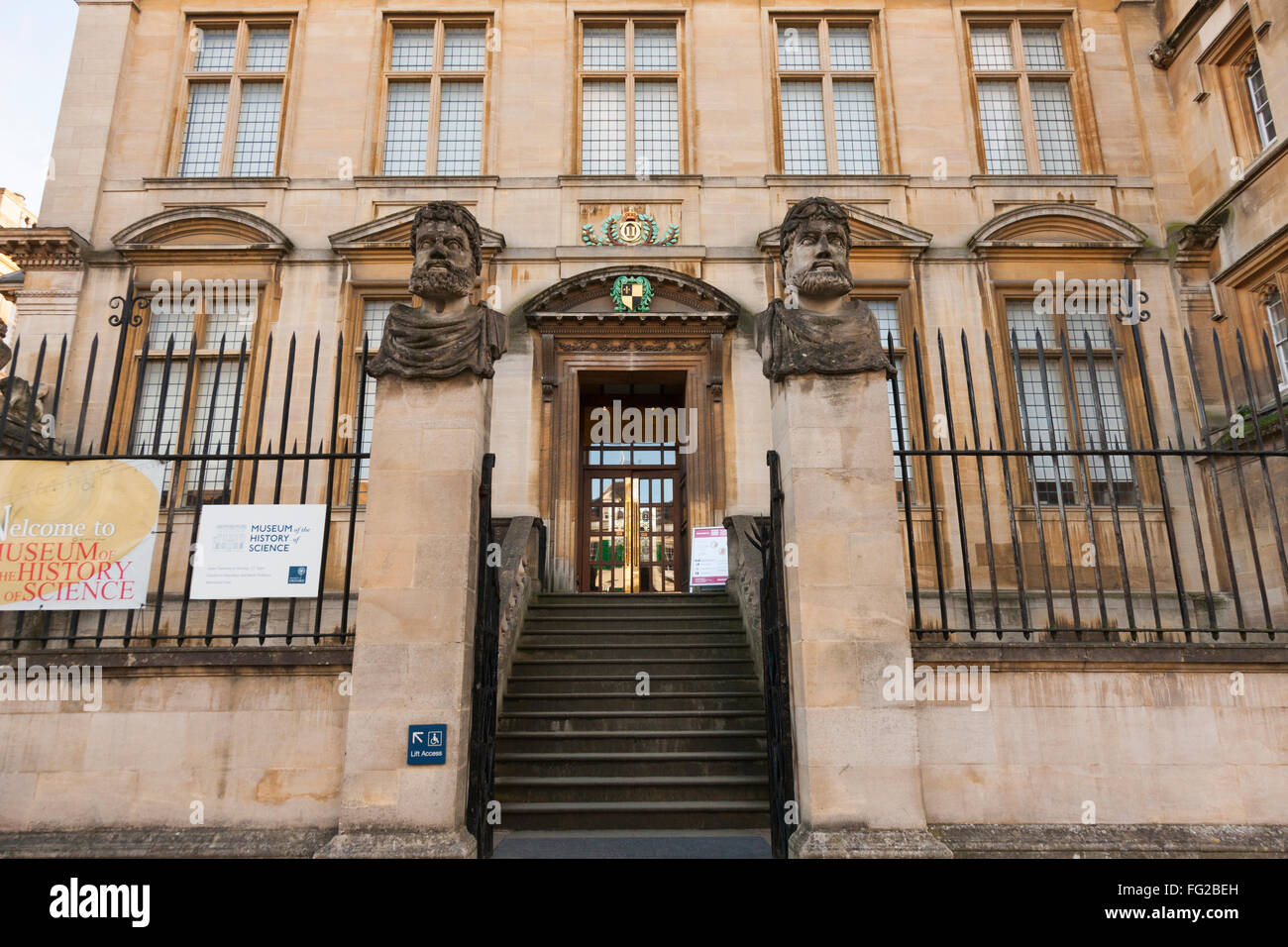 Facciata anteriore esterno: il Museo di Storia della Scienza (vecchio edificio Ashmolean) con scale / passi alla porta. Oxford Regno Unito Foto Stock