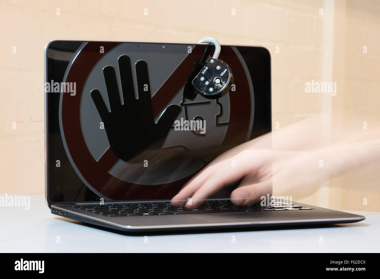 Serratura al notebook. Concetto di arresto tinternet criminalità. Foto Stock