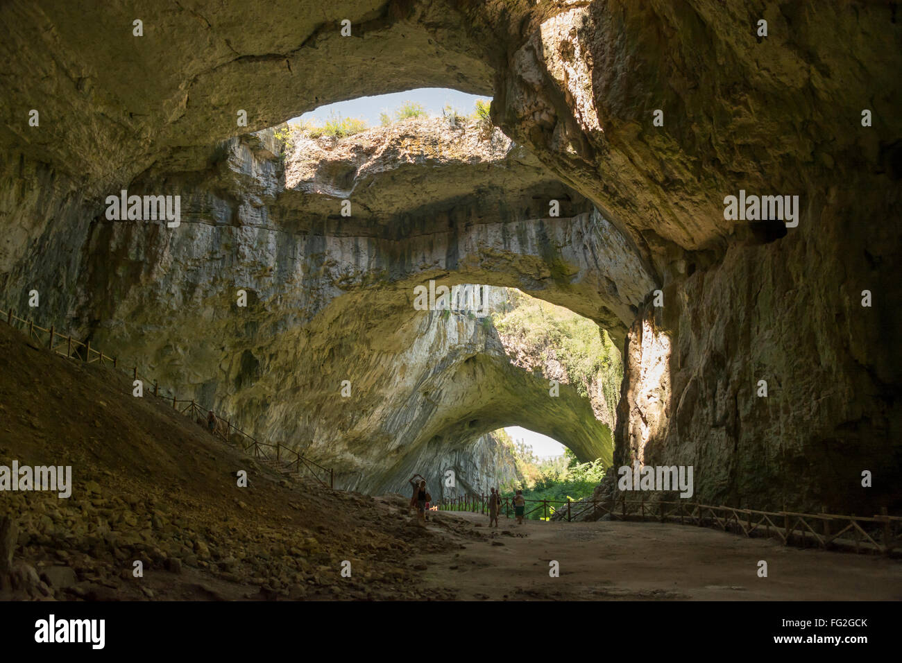 Devetashka cave nella zona centrale di Bulgaria. La casa di una numerosa colonia di pipistrelli e piene di luce naturale attraverso i fori nel soffitto. Foto Stock