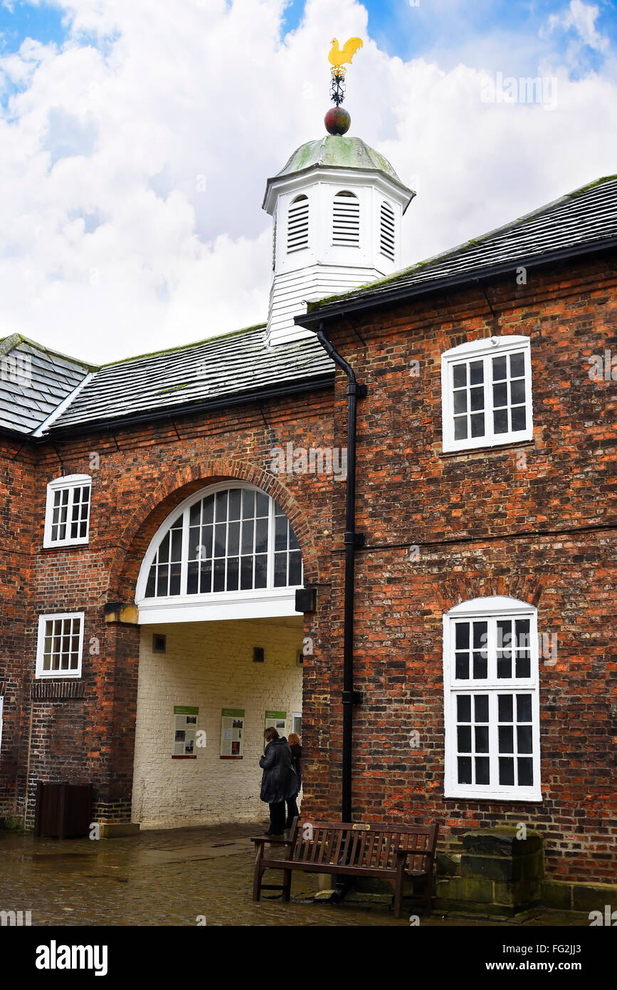 Courtyard stabile al Temple Newsam House di Leeds Yorkshire Foto Stock