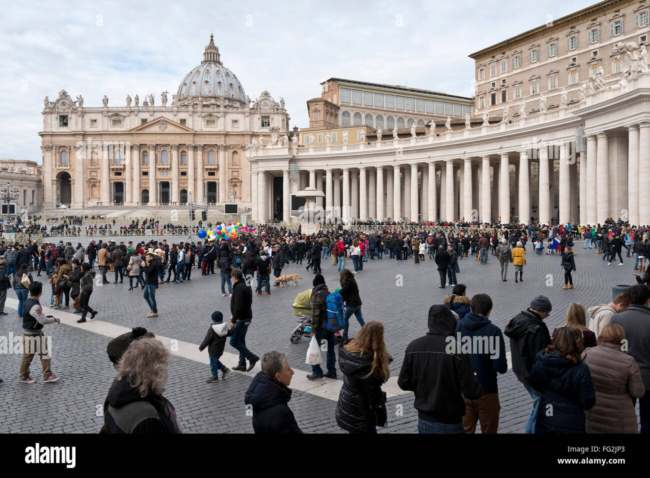 Roma. L'Italia. Lunga coda di persone in attesa di accedere alla Basilica di San Pietro e Piazza San Pietro. Foto Stock