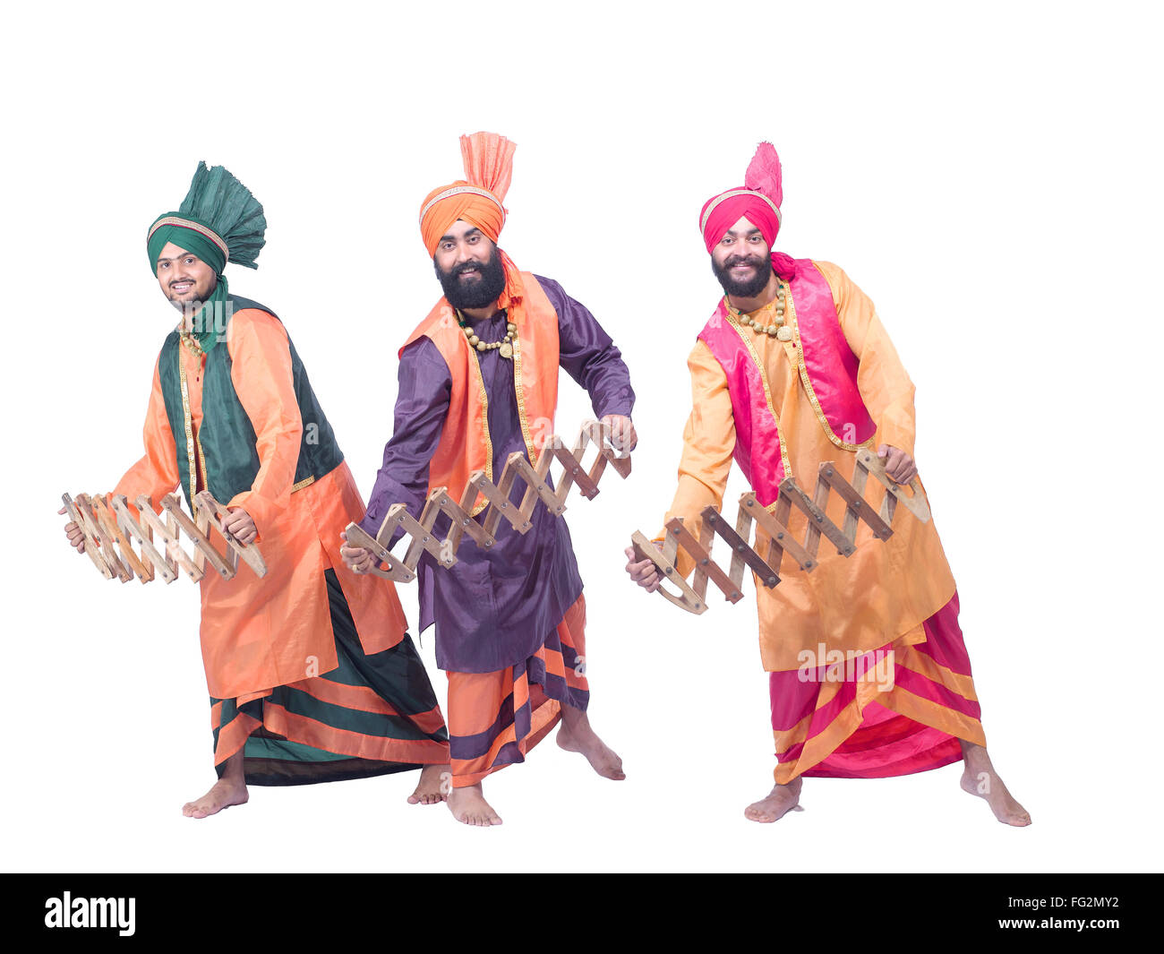 I ballerini di suonare uno strumento musicale eseguendo il ballo folk bhangra signor#779F;779b;779C Foto Stock