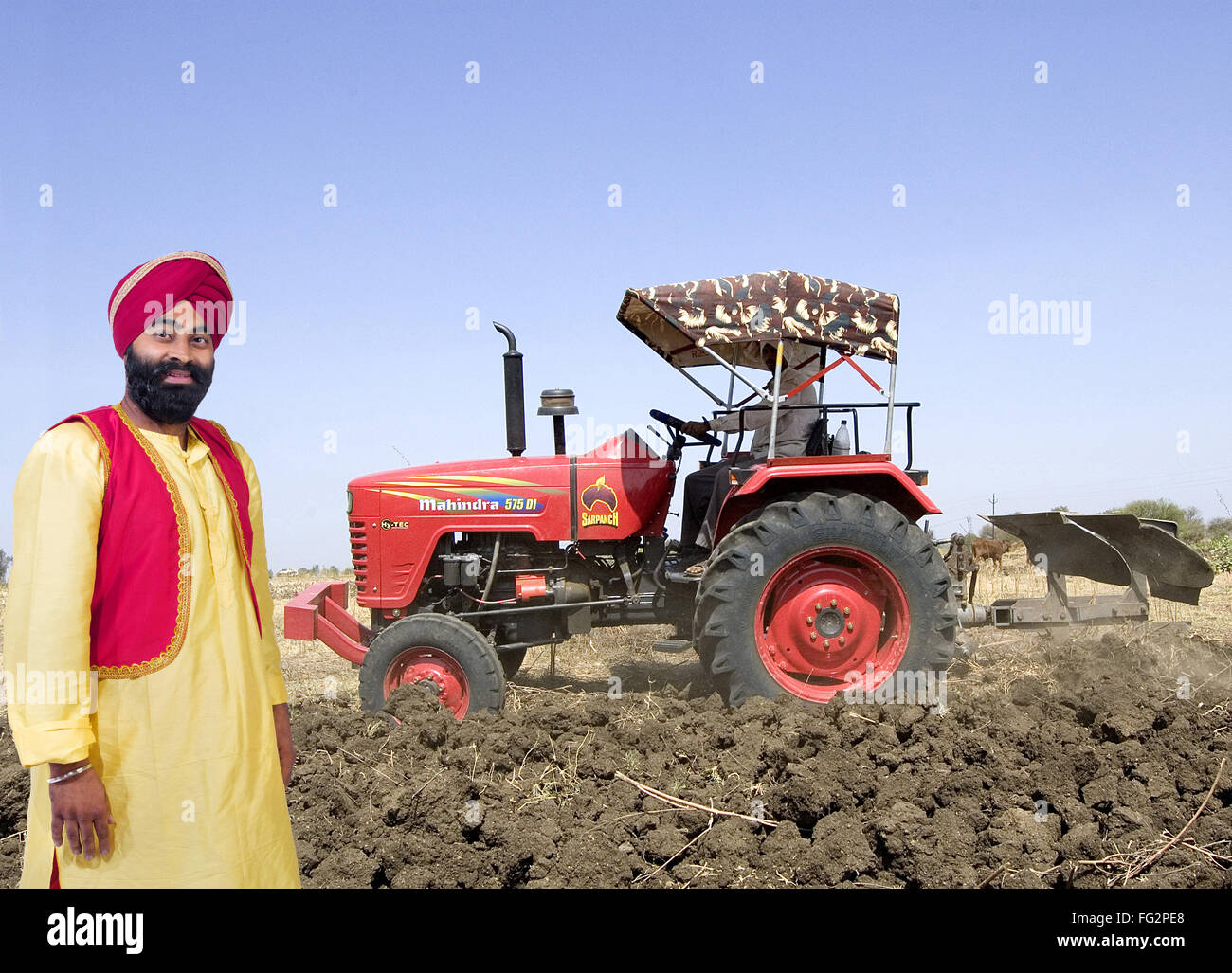 La religione Sikh l uomo con il contadino con trattore in campo il signor#779A Foto Stock