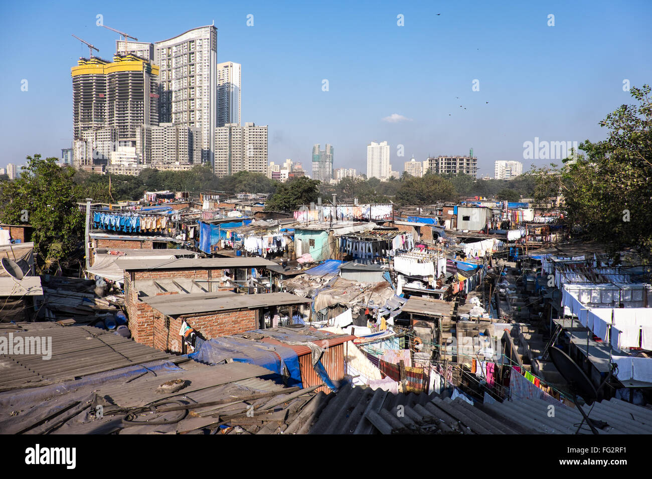 Centro di Mumbai il mix di baraccopoli e di edifici alti, India Foto Stock