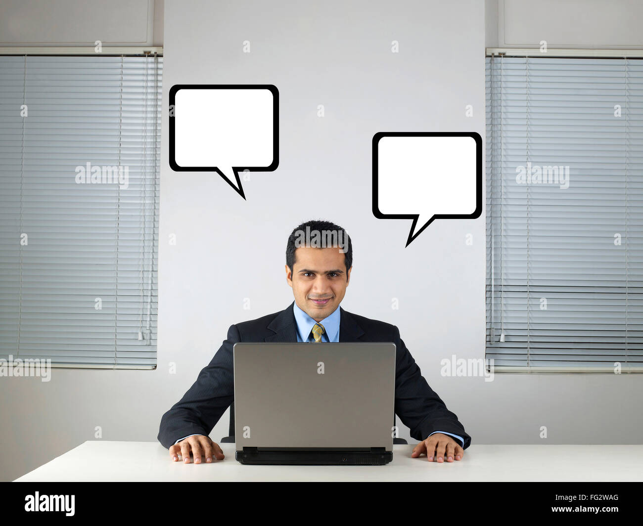 Executive guardando la telecamera portatile con MR #779K Foto Stock