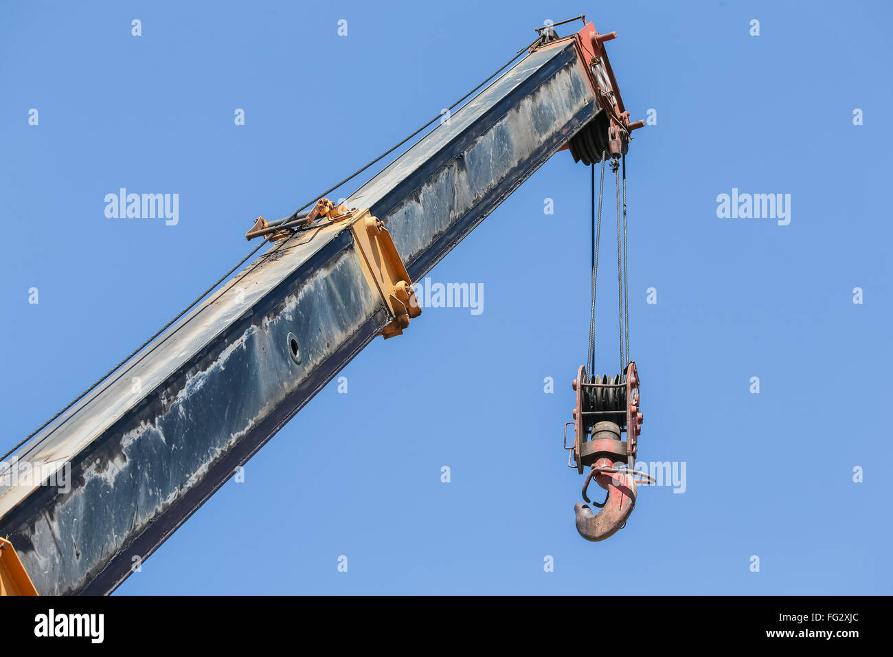 Braccio della gru sullo sfondo naturale del sito in costruzione Foto Stock