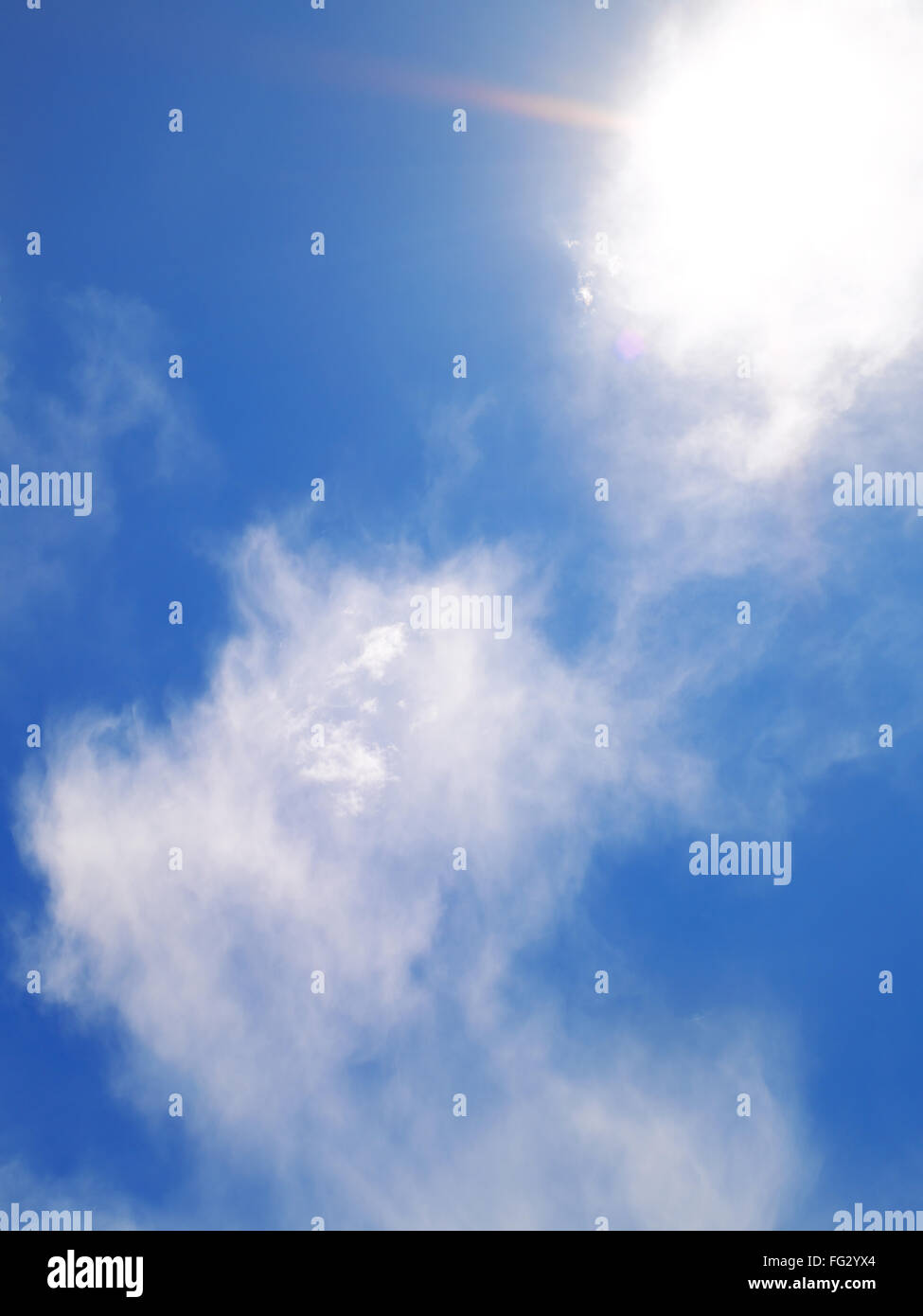 Nuvola Bianca formazione contro il cielo blu Foto Stock