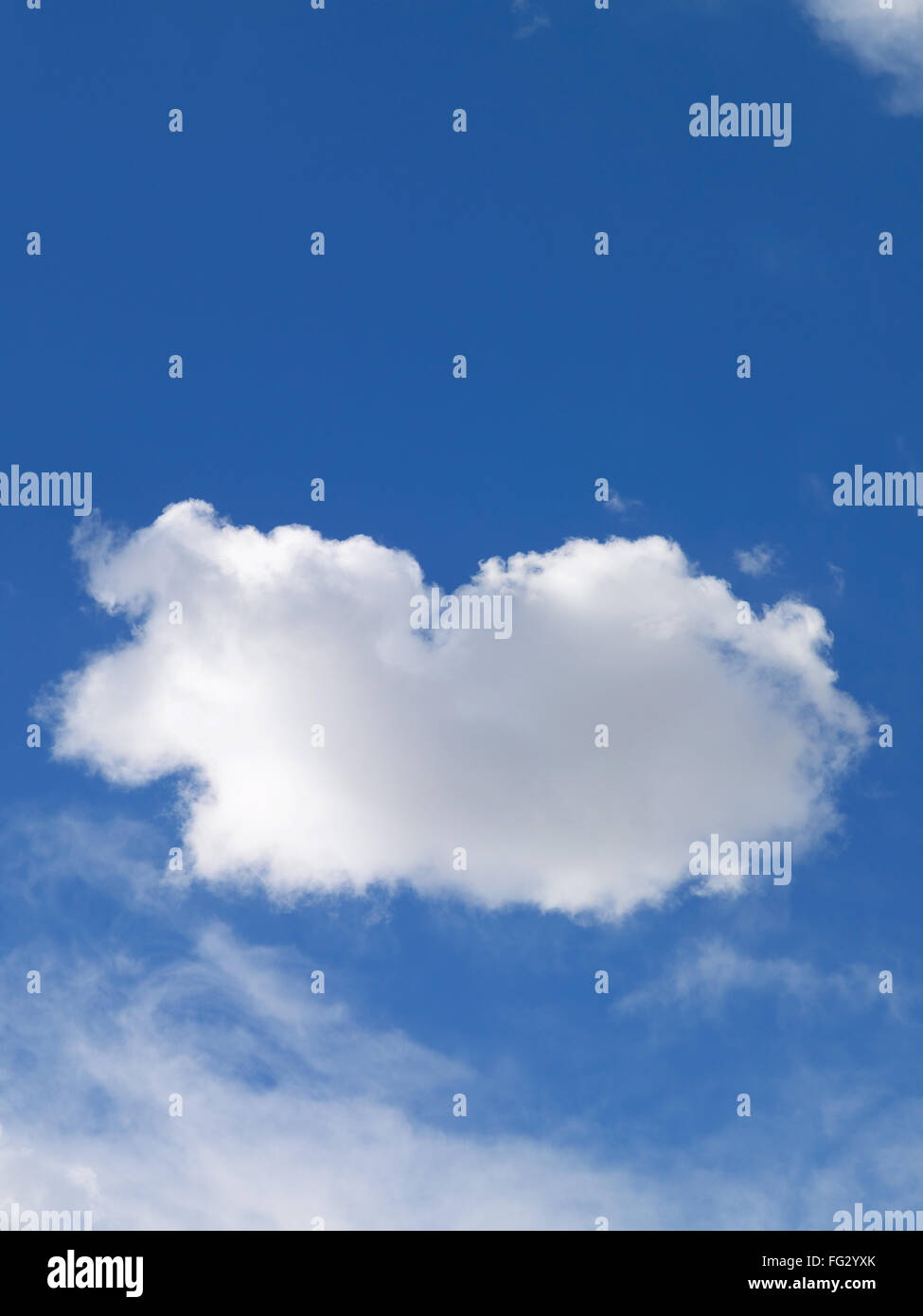 Nuvola Bianca formazione contro il cielo blu Foto Stock