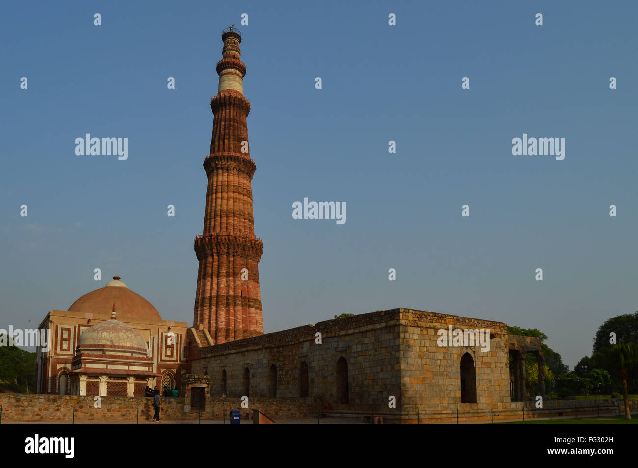 Qutub Minar, a 120 metri, è il più alto mattone minarety nel mondo. La torre si trova a New Delhi, India. Foto Stock