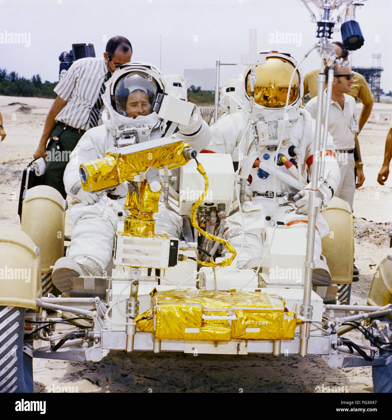 Аполлон 15. Аполлон 11 приводнение. Аполлон 15 на луне. Аполлон 15 экипаж. Аполлон 15 дэвид скотт фото.